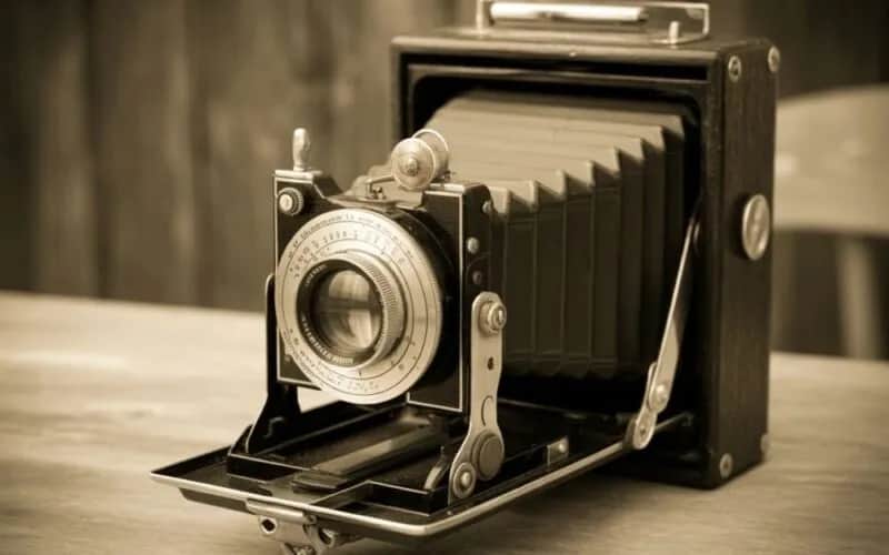 Kto wynalazł aparat? Poznaj historię przełomowych odkryć