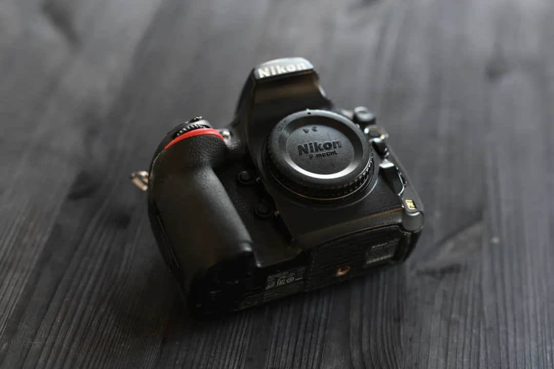 Używana lustrzanka na OLX: Jak kupić bezpiecznie i wybrać model?